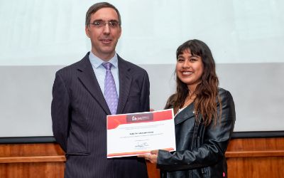 El Jefe Docente, Prof. Xavier Emery y la alumna destacada Sofía Montaño.